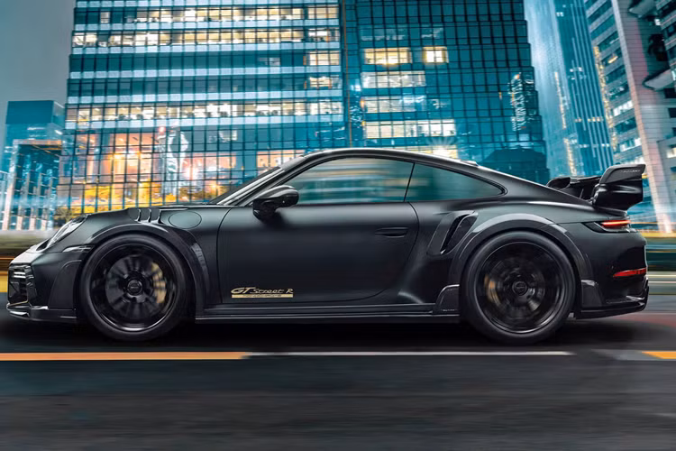 TechArt cho biết khách đặt mua có thể chọn những kiểu phối màu khác, chẳng hạn như lớp hoàn thiện bên ngoài bằng ngọc satin và mâm xe màu đen. Ngay cả khi trang bị kèm với gói Touring có các trang bị khí động học không quá phô trương, bản độ vẫn tỏ ra hầm hố hơn hẳn một chiếc 911 Turbo thông thường.