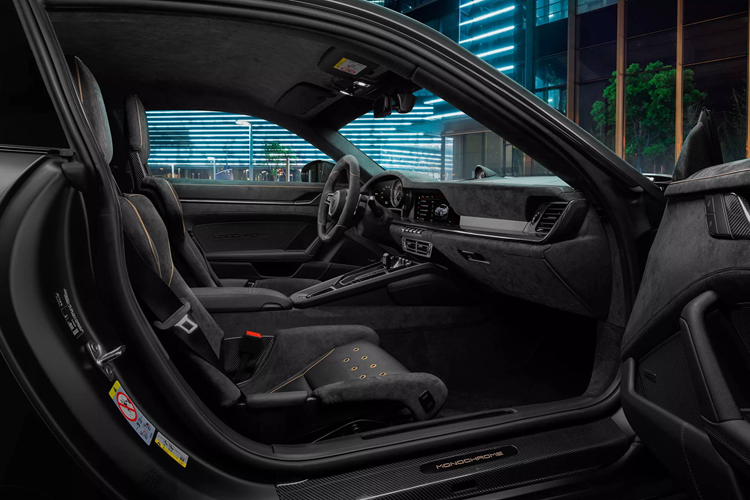 Chúng nằm trong những vòm bánh xe được đóng khung bằng sợi carbon, loại chất liệu khối lượng nhẹ cũng được tìm thấy trên cánh gió lớn phía sau, cánh gió trên mui, nắp động cơ, bộ khuếch tán được tái thiết kế, nắp gương chiếu hậu, cánh gió bên, cánh gió trước và bộ chia gió.