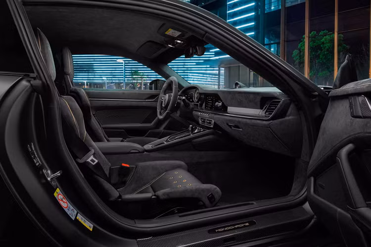 Chúng nằm trong những vòm bánh xe được đóng khung bằng sợi carbon, loại chất liệu khối lượng nhẹ cũng được tìm thấy trên cánh gió lớn phía sau, cánh gió trên mui, nắp động cơ, bộ khuếch tán được tái thiết kế, nắp gương chiếu hậu, cánh gió bên, cánh gió trước và bộ chia gió.