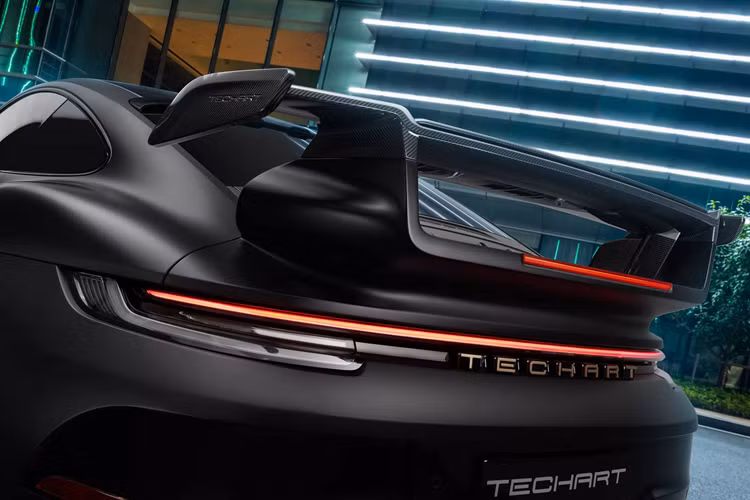 Những thay đổi này giúp bản độ mạnh hơn 160 mã lực (118 kW) và 150 Nm mô-men xoắn so với 911 Turbo S tiêu chuẩn, giảm thời gian tăng tốc 0-100 km/h xuống chỉ còn 2,5 giây, vận tốc tối đa 350 km/h.