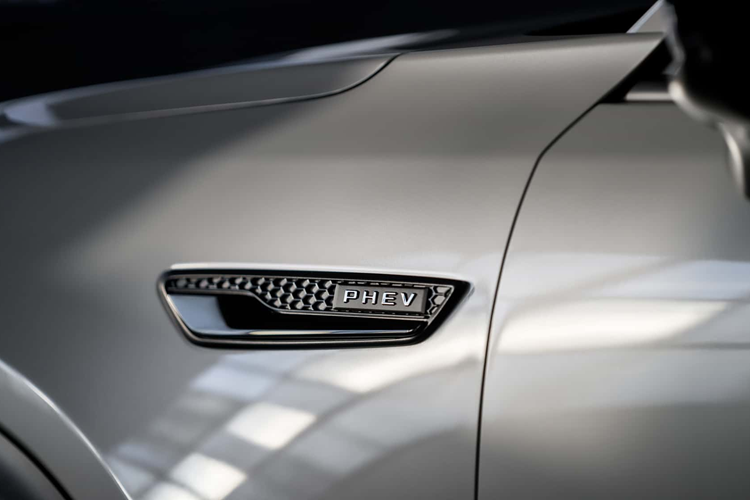 Nội thất CX-70 trông rất giống với CX-90, chỉ khác là không có hàng ghế thứ 3. Ghế da màu đỏ có dải màu đen là trang bị độc quyền của CX-70, kết hợp với nội thất đen khác với các đường may chỉ đỏ trên tapi cửa và vô lăng.