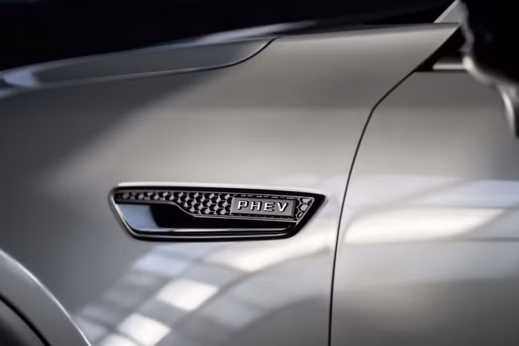 Nội thất CX-70 trông rất giống với CX-90, chỉ khác là không có hàng ghế thứ 3. Ghế da màu đỏ có dải màu đen là trang bị độc quyền của CX-70, kết hợp với nội thất đen khác với các đường may chỉ đỏ trên tapi cửa và vô lăng.