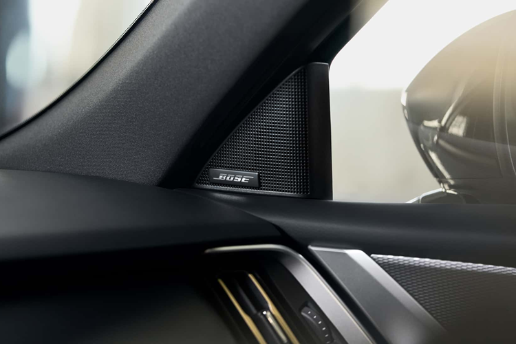 Phiên bản hiệu suất cao của Mazda CX-70 trang bị hệ truyền động plug-in hybrid (PHEV) sản sinh công suất 323 mã lực và mô-men xoắn 500 Nm thông qua động cơ 4 xi-lanh dung tích 2.5 lít, pin lithium-ion 17.8 kWh và động cơ điện 68 kW; phạm vi di chuyển điện 50 km (30 mph).