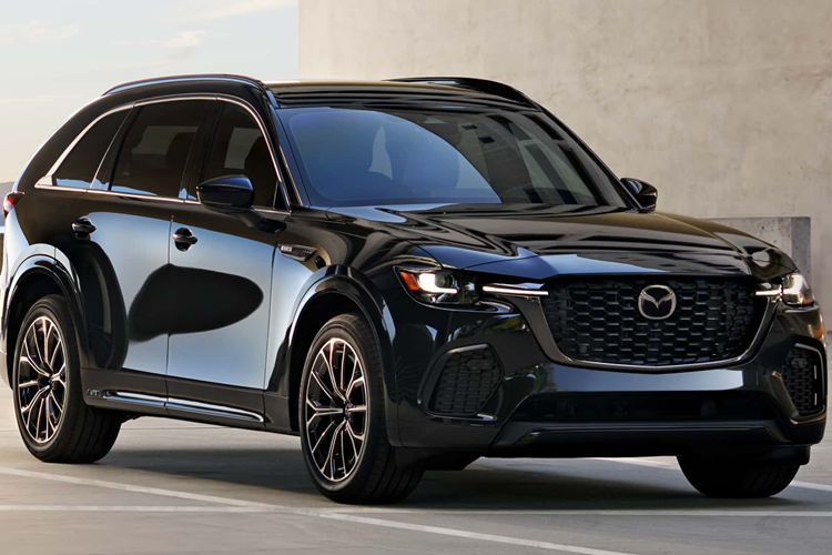 Mẫu xe SUV Mazda CX-70 2025 chia sẻ nền tảng, động cơ và tổng thể thiết kế nội – ngoại thất với CX-90. Tuy nhiên, CX-70 thiết kế phong cáhc thể thao hơn với nhiều chi tiết được làm màu đen bóng so với CX-90 mạ crom bóng.