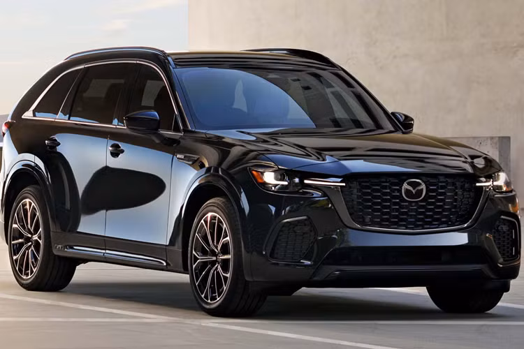 Mẫu xe SUV Mazda CX-70 2025 chia sẻ nền tảng, động cơ và tổng thể thiết kế nội – ngoại thất với CX-90. Tuy nhiên, CX-70 thiết kế phong cáhc thể thao hơn với nhiều chi tiết được làm màu đen bóng so với CX-90 mạ crom bóng.