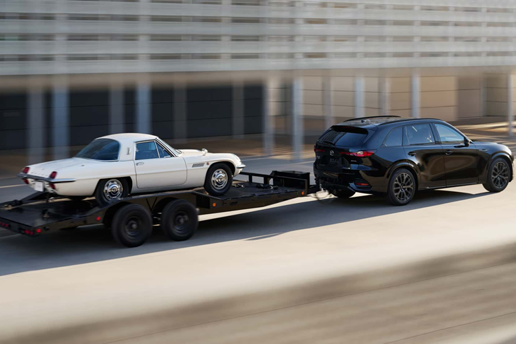 Hệ thống dẫn động 4 bánh là trang bị tiêu chuẩn cho tất cả phiên bản, khả năng kéo của động cơ 6 xi-lanh lên đến 5.000 pound (2,267 kg) và 3.500 pound (1,587 kg) cho phiên bản hybrid. CX-70 có trọng lượng nhẹ hơn CX-90 (theo thông số kỹ thuật) nên hiệu suất có thể cao hơn một chút.