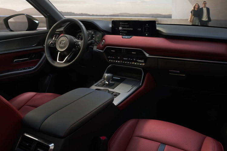 Tuy nhiên các chi tiết trang trí nhựa màu xám hoạ tiết sợi carbon làm giảm đi các điểm nhấn tinh tế khác. Nếu được, CX-70 cần có thêm gói nâng cấp tuỳ chọn với ốp gỗ thật như CX-90 sẽ sang trọng hơn.