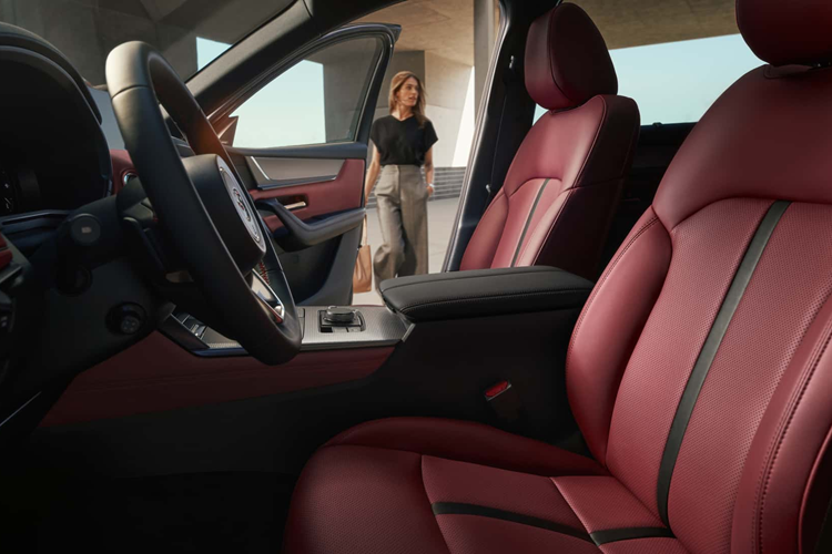 Mazda CX-70 cũng có hệ thống hỗ trợ người lái như kiểm soát hành trình tự động và giữ làn đường… Tuy nhiên nếu người lái không phản ứng khi có cảnh báo, xe sẽ dừng trong làn đường và bật đèn cảnh báo.