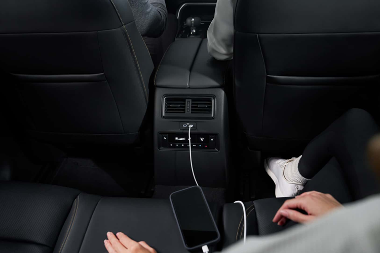 Mazda CX-70 trang bị động cơ tương tự như CX-90, với cỗ máy xăng tăng áp 3.3 lít 6 xi lanh thẳng hàng kết hợp hệ thống mild-hybrid 48V, sản sinh công suất 280 mã lực và mô-men xoắn 450 Nm đối với bản tiêu chuẩn. Đối với bản cao cấp CX-70 S, công suất lên đến 340 mã lực và mô-men xoắn 500 Nm.