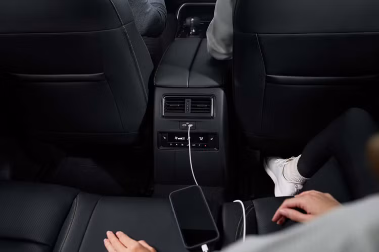 Mazda CX-70 trang bị động cơ tương tự như CX-90, với cỗ máy xăng tăng áp 3.3 lít 6 xi lanh thẳng hàng kết hợp hệ thống mild-hybrid 48V, sản sinh công suất 280 mã lực và mô-men xoắn 450 Nm đối với bản tiêu chuẩn. Đối với bản cao cấp CX-70 S, công suất lên đến 340 mã lực và mô-men xoắn 500 Nm.