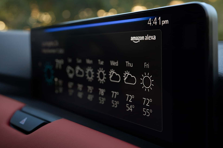 CX-70 là mẫu xe Mazda đầu tiên tích hợp Amazon Alexa vào hệ thống thông tin giải trí có màn hình kích thước 12,3 inch cho phép điều khiển bằng giọng nói một số chức năng trên xe như điều khiển nhiệt độ, hệ thống giải trí,… đặc biệt cũng có thể kết nối các thiết bị thông minh trong nhà có sử dụng dịch vụ Amazon.