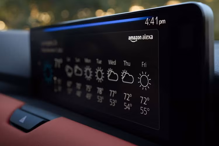 CX-70 là mẫu xe Mazda đầu tiên tích hợp Amazon Alexa vào hệ thống thông tin giải trí có màn hình kích thước 12,3 inch cho phép điều khiển bằng giọng nói một số chức năng trên xe như điều khiển nhiệt độ, hệ thống giải trí,… đặc biệt cũng có thể kết nối các thiết bị thông minh trong nhà có sử dụng dịch vụ Amazon.