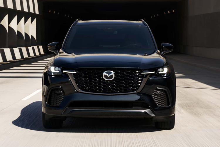 Lưới tản nhiệt màu đen thay vì thiết kế bằng chất liệu sáng như CX-90 và cản trước cũng có thiết kế khác biệt với tạo hình mở rộng lưới tản nhiệt. Cản sau được thiết kế mới, với các ốp giả khuếch tán gió.