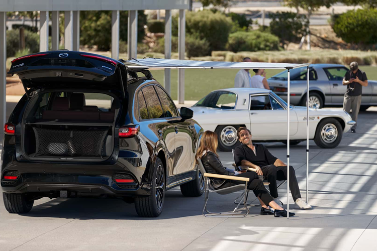 Về phần không gian CX-70 không có hàng ghế thứ 3 nên sẽ có khoang hành lý rộng lớn cùng nhiều vị trí để đồ bên dưới. Mức giá xe Mazda CX-70 2025 chưa công bố chính thức, nhưng dự đoán sẽ rẻ hơn CX-90 một chút, hiện CX-90 đang có giá 40,970 USD (tương đương 999 triệu đồng) và CX-90 PHEV là 51,320 USD (tương đương 1,2 tỷ đồng).