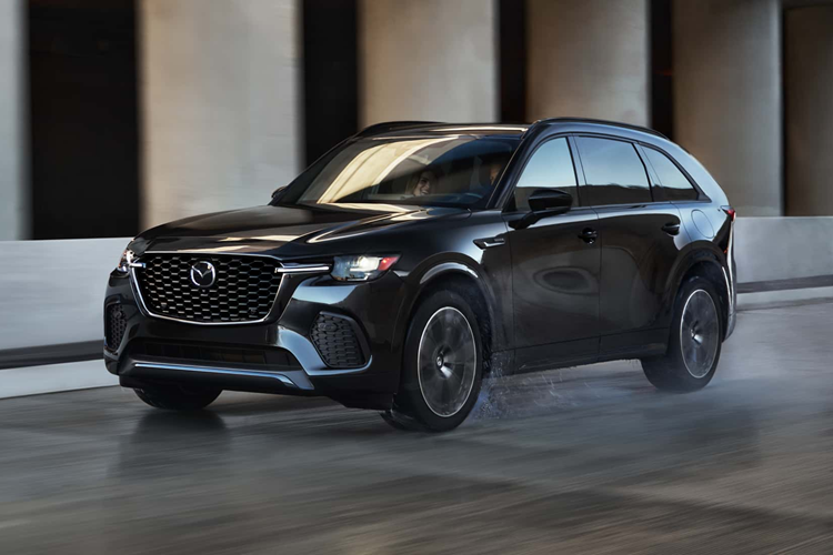 Sự xuất hiện của Mazda CX-70 2025 mới nằm tăng cường sự hiện diện của thương hiệu Nhật Bản trong phân khúc SUV cỡ trung. Nói cách khác, CX-70 chính là CX-90 nhưng không có hàng ghế thứ 3 nên mẫu xe này chỉ dành cho 5 người.