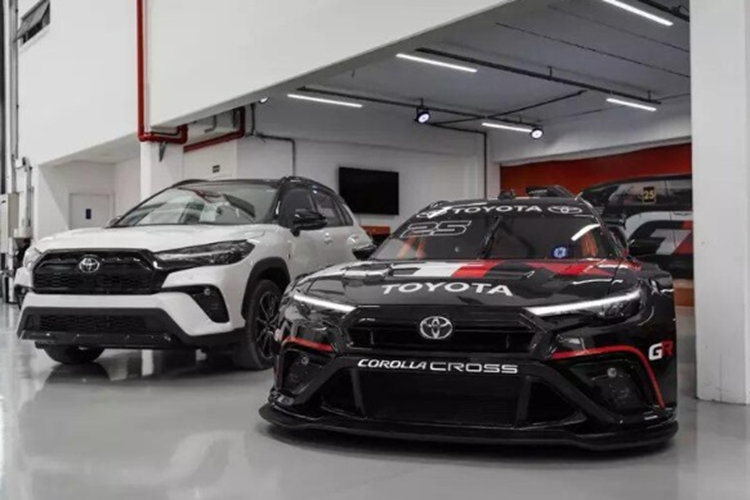 Chiếc xe đua này được phát triển dựa trên Toyota Corolla Cross 2024 mới, có lẽ là phiên bản ít mang tính thể thao nhất trong gia đình Corolla. Mẫu xe sẽ tham gia giải đua Stock Car Pro Series vào mùa giải tới.