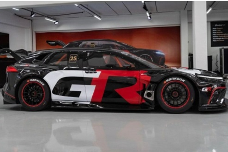 Mới đây, Toyota Corolla phiên bản đua đã tham gia giải Nürburgring 24 giờ và thậm chí đã giành chiến thắng trong hạng mục của mình. Cụ thể, đó là phiên Toyota Corolla bản Altis GR Sport HEV (hybrid) bước lên bục vinh quang. Giờ đây, một chiếc xe đua Corolla sắp ra mắt và nó được dựa trên một mẫu mã mà ít ai ngờ tới.