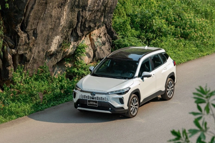 Mẫu crossover cỡ B này của Toyota không chỉ thu hút khách hàng nhờ thiết kế hiện đại và sang trọng mà còn nhờ vào những trang bị tiện nghi và an toàn vượt trội. Bên cạnh đó, kích thước rộng rãi hơn hẳn các đối thủ trong phân khúc CUV cỡ B cũng là lý do mà nhiều người chọn mua Corolla Cross.