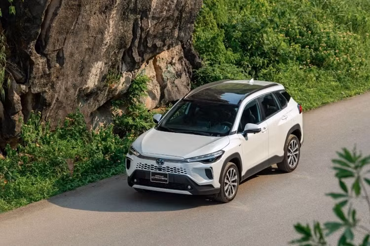 Mẫu crossover cỡ B này của Toyota không chỉ thu hút khách hàng nhờ thiết kế hiện đại và sang trọng mà còn nhờ vào những trang bị tiện nghi và an toàn vượt trội. Bên cạnh đó, kích thước rộng rãi hơn hẳn các đối thủ trong phân khúc CUV cỡ B cũng là lý do mà nhiều người chọn mua Corolla Cross.