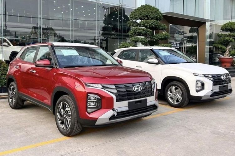  Hyundai Creta: Doanh số 10.219 xe trong 9 tháng Sau khoảng 7 năm vắng bóng, Hyundai Creta đã quay trở lại thị trường Việt Nam vào tháng 3/2022. Chỉ trong vòng 9 tháng, mẫu xe này đã ghi nhận doanh số 10.219 xe và cùng Kia Seltos cạnh tranh vị trí đứng đầu phân khúc xe gầm cao hạng B.