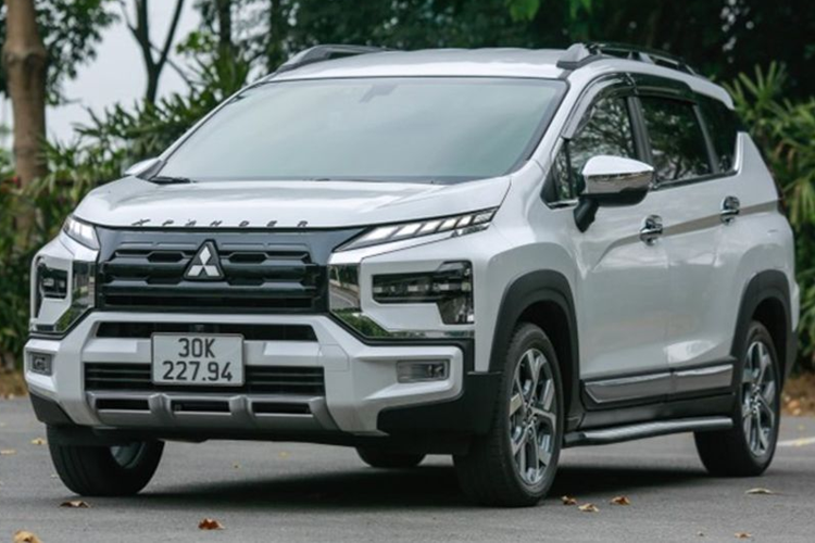 Mitsubishi Xpander: Doanh số 10.894 xe trong 13 tháng Kể từ khi chính thức ra mắt vào tháng 8/2018, Mitsubishi Xpander đã nhanh chóng chiếm lĩnh thị trường với doanh số 10.894 xe chỉ sau 13 tháng. Xpander được ưa chuộng bởi đây là mẫu xe có nhiều điểm đặc trưng phù hợp thị hiếu người Việt. Với không gian nội thất rộng rãi, đủ chỗ cho 7 người và mức giá cạnh tranh, Xpander đã trở thành lựa chọn hàng đầu cho nhiều gia đình và doanh nghiệp.