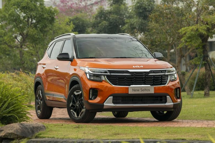  Kia Seltos: Doanh số 11.223 xe trong 8 tháng Chính thức giới thiệu tại Việt Nam vào tháng 7/2020, Kia Seltos ngay lập tức lập kỷ lục về doanh số với hơn 2.000 hợp đồng đặt xe chỉ sau 10 ngày ra mắt. Những tháng sau đó, mẫu CUV này liên tục dẫn đầu phân khúc và nhanh chóng đạt thành tích 11.223 xe chỉ sau 8 tháng ra mắt.