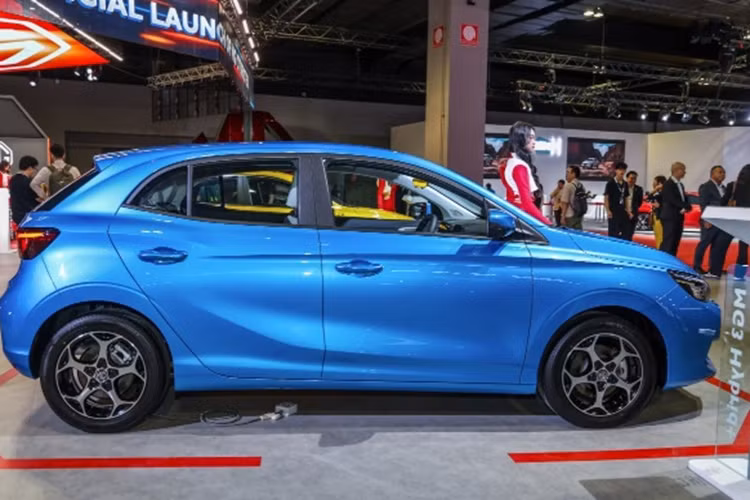 Mẫu xe hatchback MG3 HEV sở hữu thiết kế trẻ trung và thể thao, lấy cảm hứng từ đàn anh MG5 và MG7 ở thị trường Trung Quốc. Một số trang bị ngoại thất đáng chú ý của MG3 bao gồm đèn pha LED tự động, đèn hậu LED, đèn phanh LED, đèn sương mù phía sau, gương bên gập/chỉnh điện gạt mưa tự động, gạt mưa phía sau, mâm hợp kim 16 inch.