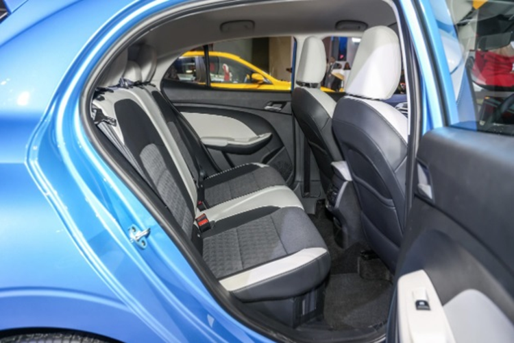 Ghế bọc da với chỉ khâu màu tương phản và trang trí họa tiết kim cương, ghế trước chỉnh điện đa hướng. Khoang cabin của MG3 HEV còn được trang bị hệ thống lọc không khí, hốc gió điều hòa cho hàng ghế sau, chìa khóa thông minh và 2 cổng sạc USB-A, 1 cổng USB-C.