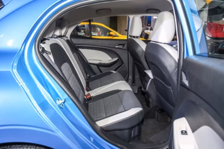 Ghế bọc da với chỉ khâu màu tương phản và trang trí họa tiết kim cương, ghế trước chỉnh điện đa hướng. Khoang cabin của MG3 HEV còn được trang bị hệ thống lọc không khí, hốc gió điều hòa cho hàng ghế sau, chìa khóa thông minh và 2 cổng sạc USB-A, 1 cổng USB-C.