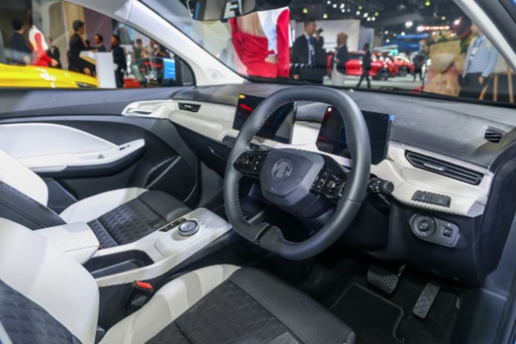 Về nội thất, khoang cabin của xe nổi bật với bảng đồng hồ kỹ thuật số 7 inch; màn hình cảm ứng trung tâm 10,25 inch tiêu chuẩn, hỗ trợ kết nối Android Auto/Apple CarPlay; vô-lăng tích hợp phím chức năng, cần số dạng núm xoay.