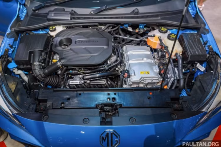 Cung cấp sức mạnh cho MG3 HEV là hệ truyền động hybrid plus gồm động cơ xăng 4 xi-lanh dung tích 1,5 lít và một mô tơ điện ở cầu trước, cho 2 mức công suất là 135 và 191 mã lực, mô-men xoắn 250 Nm. Đi kèm với đó là cụm pin 1,83 kWh và hộp số tự động 3 cấp. Theo công bố, MG3 HEV có mức tiêu thụ nhiên liệu trung bình 3,8 lít/100 km.