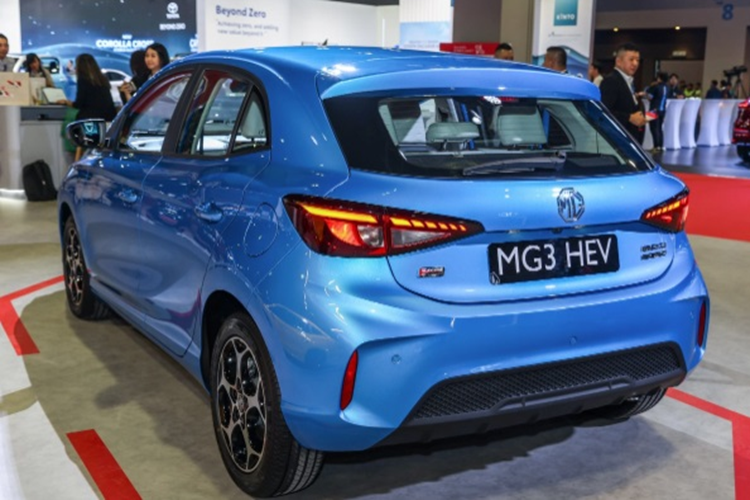 Về trang bị an toàn, MG3 HEV 2024 sở hữu các tính năng hỗ trợ lái như: 6 túi khí, kiểm soát lực kéo, ABS, ESP, kiểm soát hành trình thích ứng với hỗ trợ lái khi tắc đường, giám sát điểm mù, hỗ trợ chuyển làn, hỗ trợ giữ làn, cảnh báo chệch làn đường cũng như cảnh báo va chạm phía trước với phanh khẩn cấp tự động.