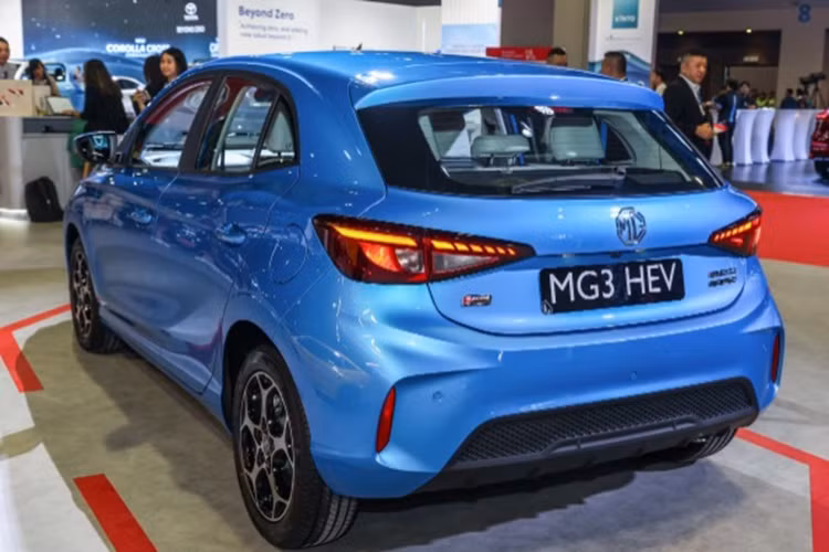 Về trang bị an toàn, MG3 HEV 2024 sở hữu các tính năng hỗ trợ lái như: 6 túi khí, kiểm soát lực kéo, ABS, ESP, kiểm soát hành trình thích ứng với hỗ trợ lái khi tắc đường, giám sát điểm mù, hỗ trợ chuyển làn, hỗ trợ giữ làn, cảnh báo chệch làn đường cũng như cảnh báo va chạm phía trước với phanh khẩn cấp tự động.