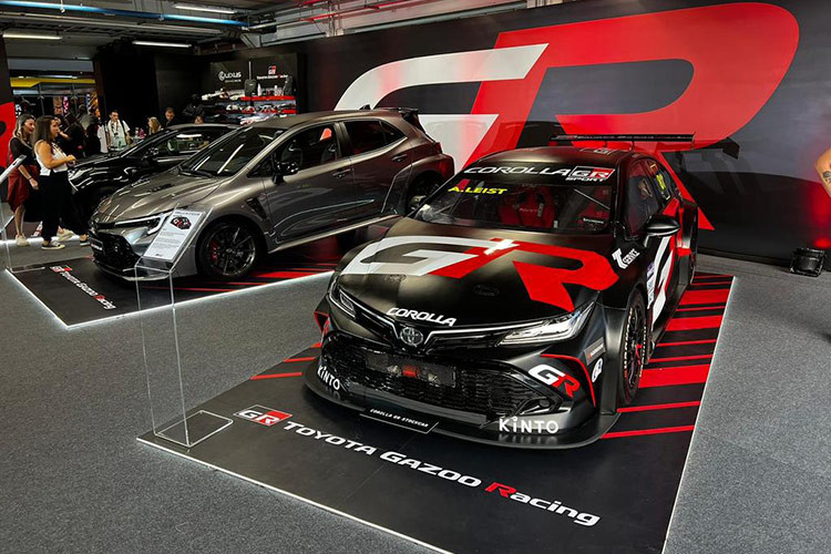 Tuy nhiên, mẫu xe này không hoàn toàn giống với phiên bản đang có mặt tại các đại lý. Khác với Corolla Cross tiêu chuẩn, chiếc xe đua có khung gầm thấp hơn rất nhiều và là loại khung gầm dạng ống (khung gầm thường áp dụng cho xe đua, giúp tối ưu tốc độ và giảm trọng lượng).