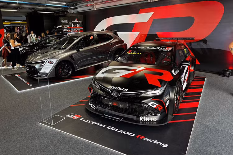 Tuy nhiên, mẫu xe này không hoàn toàn giống với phiên bản đang có mặt tại các đại lý. Khác với Corolla Cross tiêu chuẩn, chiếc xe đua có khung gầm thấp hơn rất nhiều và là loại khung gầm dạng ống (khung gầm thường áp dụng cho xe đua, giúp tối ưu tốc độ và giảm trọng lượng).