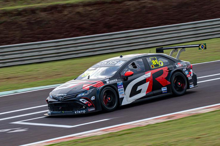 Xe sử dụng hệ dẫn động cầu sau, hộp số 6 cấp và có hệ thống hiệu suất cao. Theo như thông tin, các bộ phận được giữ nguyên từ Corolla Cross bản thương mại chỉ bao gồm đèn pha và đèn hậu. 