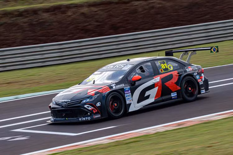 Xe sử dụng hệ dẫn động cầu sau, hộp số 6 cấp và có hệ thống hiệu suất cao. Theo như thông tin, các bộ phận được giữ nguyên từ Corolla Cross bản thương mại chỉ bao gồm đèn pha và đèn hậu. 