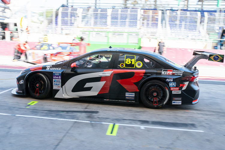 Phần nóc xe đã được cắt ngắn, chắn bùn được mở rộng và một cánh gió lớn được gắn trực tiếp vào khung xe. Động cơ của chiếc Toyota Corolla Cross này là loại tăng áp dung tích 2.1 lít, cung cấp sức mạnh lên tới khoảng 500 mã lực.