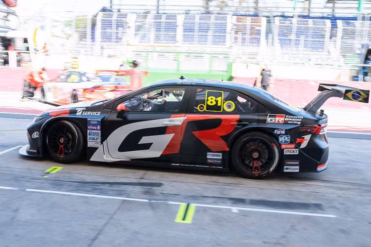 Phần nóc xe đã được cắt ngắn, chắn bùn được mở rộng và một cánh gió lớn được gắn trực tiếp vào khung xe. Động cơ của chiếc Toyota Corolla Cross này là loại tăng áp dung tích 2.1 lít, cung cấp sức mạnh lên tới khoảng 500 mã lực.