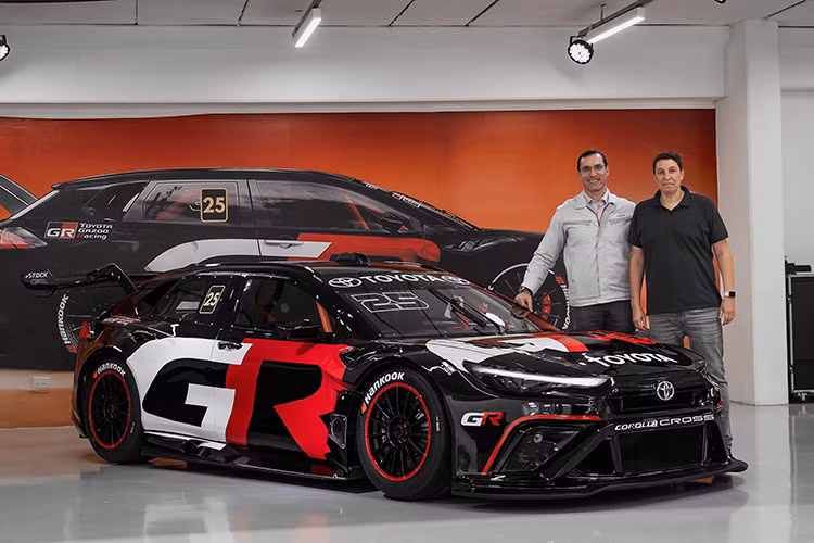  Toyota Corolla huyền thoại có một lịch sử lâu dài với đa dạng. Đây là dòng xe có doanh số bán chạy nhất thế giới với hơn 50 triệu chiếc được bán ra kể từ năm 1966. Corolla thực chất là chiếc xe đã làm nên tên tuổi Toyota và là một trong những mẫu xe truyền tải hình ảnh tích cực của ô tô Nhật Bản ra toàn cầu.