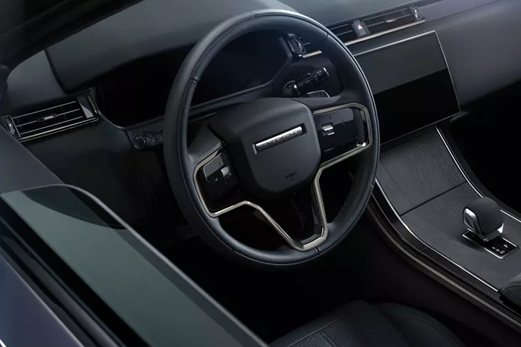 Ghế da kết hợp với các chi tiết ốp trang trí màu Moonlight Chrome và gỗ Shadow Grey Ash, tạo nên sự sang trọng cho không gian nội thất. Riêng Range Rover Velar Dynamic HSE 2025 sẽ sở hữu ghế bọc da cao cấp Windsor tiêu chuẩn.