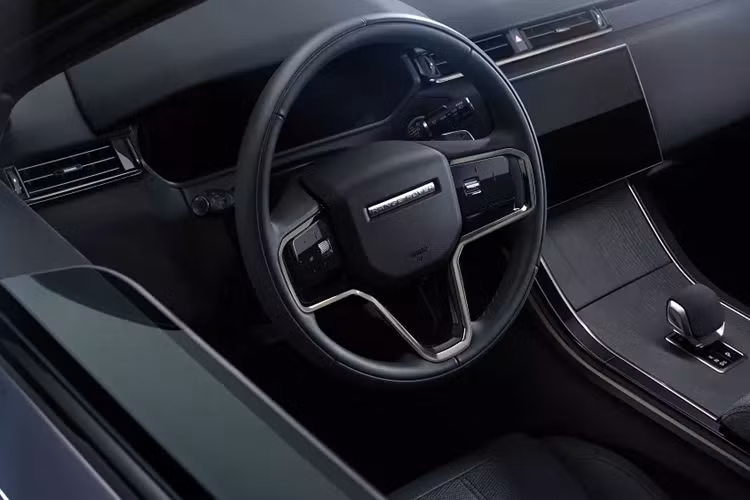 Ghế da kết hợp với các chi tiết ốp trang trí màu Moonlight Chrome và gỗ Shadow Grey Ash, tạo nên sự sang trọng cho không gian nội thất. Riêng Range Rover Velar Dynamic HSE 2025 sẽ sở hữu ghế bọc da cao cấp Windsor tiêu chuẩn.
