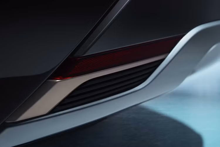 Động cơ P400e cho công suất tổng cộng 404 mã lực và mô-men xoắn cực đại 640 Nm. Nhờ đó, xe có thể tăng tốc từ 0-100 km/h trong 5,4 giây và đạt tốc độ tối đa 209 km/h.