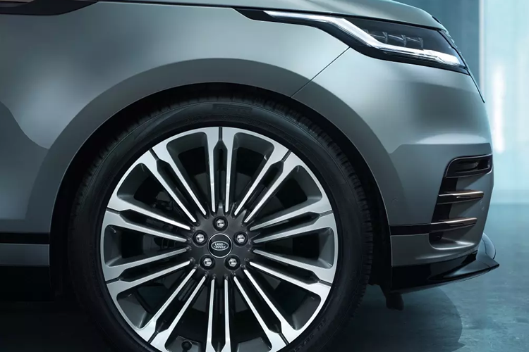 Bên trong xe, Range Rover Velar 2025 sở hữu không gian nội thất tối giản. Nội thất được bổ sung chất liệu vải Kvadrat và da tổng hợp Ultrafabrics. Nội thất có 4 màu da mới là trắng Cloud, nâu Caraway, xanh Raven và đỏ Deep Garnet.