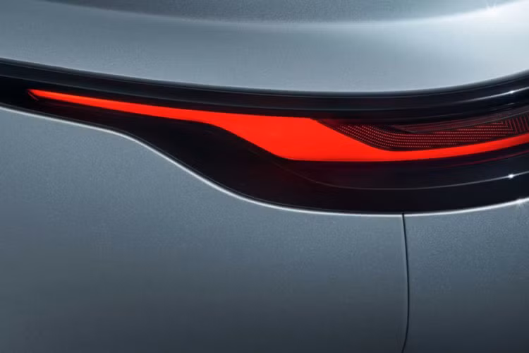 Nằm bên dưới nắp ca-pô của Range Rover Velar mới là 3 tùy chọn động cơ. Đầu tiên là động cơ xăng P250 Ingenium với 4 xi-lanh, dung tích 2.0L, sản sinh công suất tối đa 250 mã lực. Động cơ cho phép xe tăng tốc từ 0-100 km/h trong 7,5 giây.