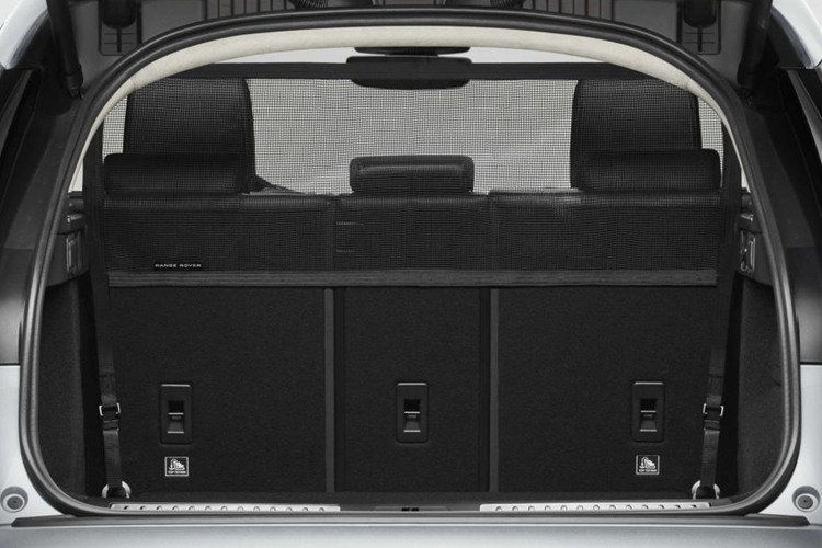 Giống như tất cả các dòng xe Range Rover, Velar cũng được trang bị hệ dẫn động bốn bánh toàn thời gian AWD. Hệ thống Terrain Response 2 cho phép người lái lựa chọn các chế độ, bao gồm Eco, Comfort, Grass-Gravel-Snow, Mud-Ruts, Sand, Dynamic, và Automatic, cung cấp khả năng vận hành phù hợp với mọi môi trường.