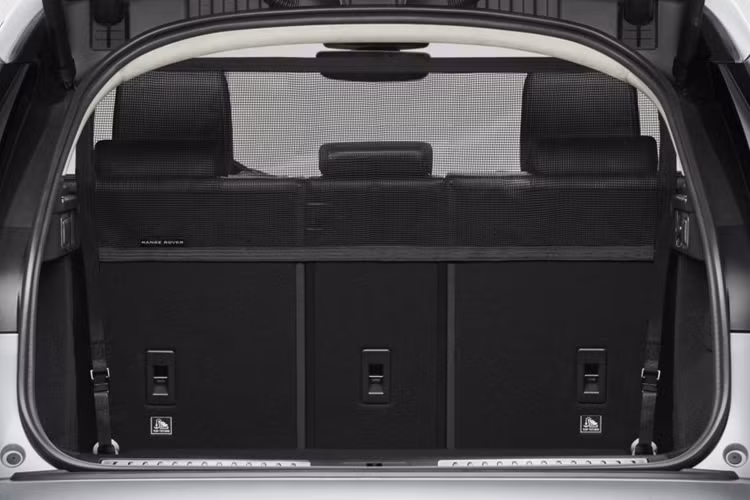 Giống như tất cả các dòng xe Range Rover, Velar cũng được trang bị hệ dẫn động bốn bánh toàn thời gian AWD. Hệ thống Terrain Response 2 cho phép người lái lựa chọn các chế độ, bao gồm Eco, Comfort, Grass-Gravel-Snow, Mud-Ruts, Sand, Dynamic, và Automatic, cung cấp khả năng vận hành phù hợp với mọi môi trường.