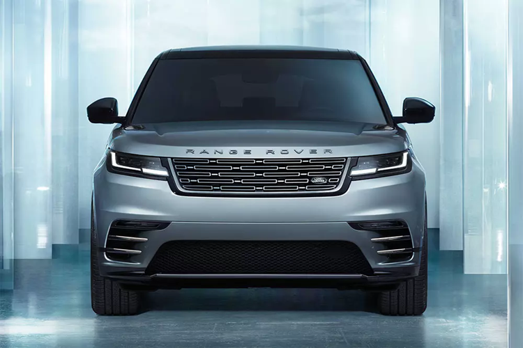 Ở phiên bản mới, mẫu xe SUV hạng sang Range Rover Velar không thay đổi nhiều về mặt thiết kế ngoại thất. Xe được bổ sung thiết kế lưới tản nhiệt mới, tay nắm cửa dạng ẩn và mui xe nổi đặc trưng. Bên cạnh đó là hệ thống đèn pha Pixel LED siêu mỏng, cản sau và ống xả ẩn, mang đến sự gọn gàng, tinh tế hơn cho mẫu xe này.