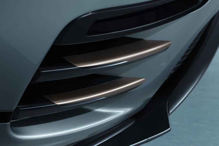 Thứ hai là động cơ xăng P340 Ingenium với 6 xi-lanh thẳng hàng, cung cấp công suất tối đa 340 mã lực. Sức mạnh này giúp xe tăng tốc từ 0-100 km/h trong 6,3 giây. Cuối cùng là động cơ plug-in hybrid P400e, kết hợp giữa động cơ xăng Ingenium 2.0L và mô-tơ điện mạnh 105 kW.