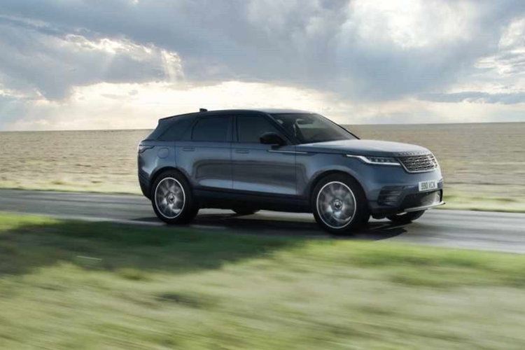 Những tính năng đáng chú ý còn lại của mẫu SUV hạng sang này gồm có hệ thống treo khí nén, khả năng lội nước tối đa 580 mm, hỗ trợ phanh khẩn cấp, cảnh báo điểm mù, hỗ trợ giữ làn đường, cảnh báo phương tiện băng ngang phía sau, kiểm soát hành trình chủ động và cảnh báo khi người lái mệt mỏi.